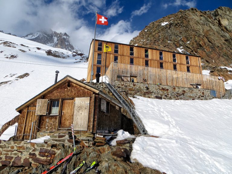 Finsteraarhornhütte. Vir: camptocamp.org