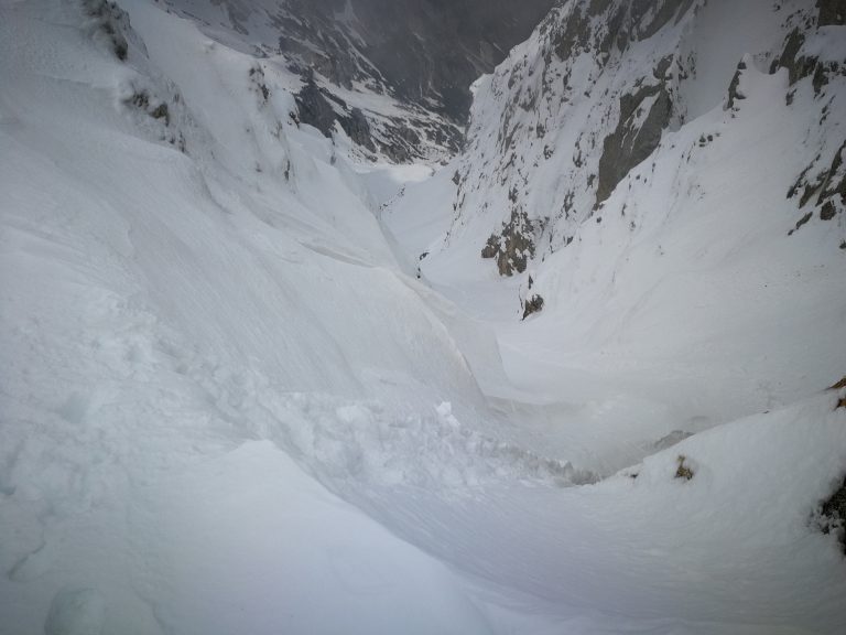 Jugova grapa s sedla nad njo