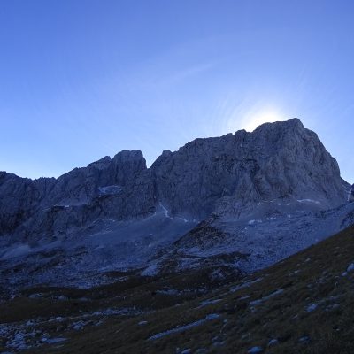 Pelc nad Klonicami nam z dlanjo zakrije sonce