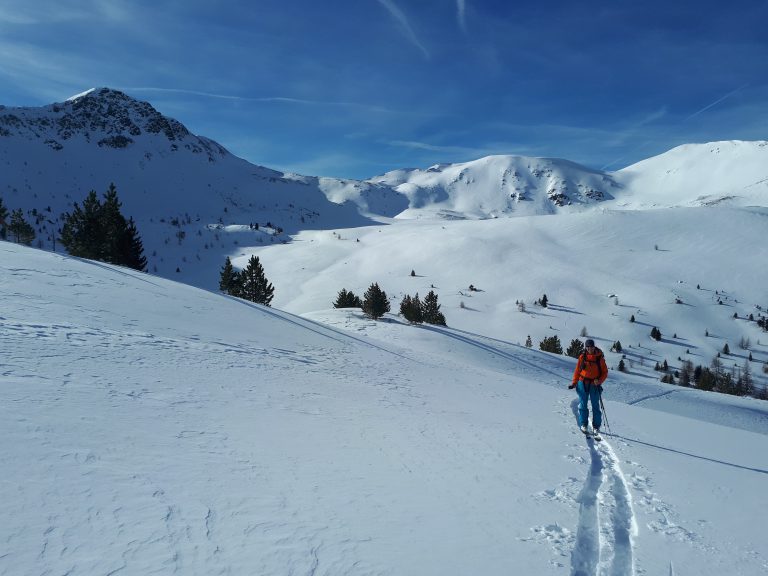 Nad dolino Rosaninalm, zadaj levo vrh Grosser Konigstuhl