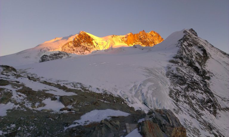 Pogled na Bishorn od koče Cabane de Tracuit - vrh na levi. Foto: Janez Nastran