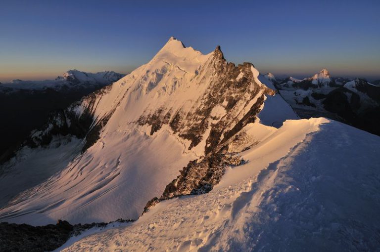 Weisshorn (WH) z Bishorna. V Severnem grebenu WH je dobro viden tudi Grand Gendarme. Vir: zermatt.ch