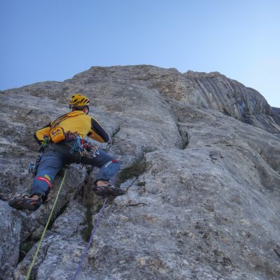 Janez v svojem elementu. Osredotočen, zanesljiv in suveren. Smer je bila za oba prva prvenstvena, zato so bili občutki na vrhu še bolj zmagoslavni. Poimenovala sva jo Smer letečih klinov (Prisojnik), saj sva jih med plezanjem kar nekaj izgubila. 😊 Prisojnik - Smer letečih klinov 2.8.2014