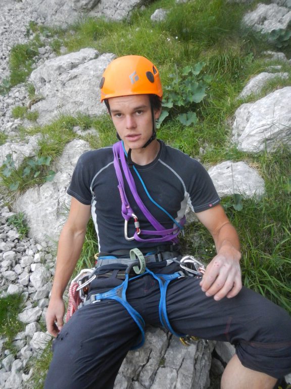 Preden sva vstopila v prvo skupno smer. Njegova zrelost za alpinizem in perspektivnost sta se kazala že v najstniških letih (na fotografiji je bil star 19 let). Vežica – Črna Mačka 8.8.2013