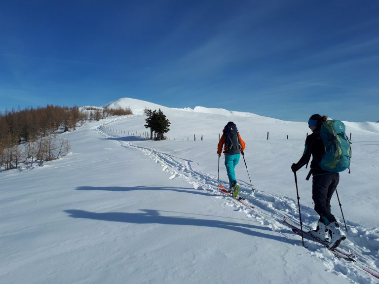 Po grebeno proti Mallnocku, desno zadaj se vidi vrh Klomnocka.