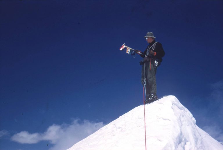 Leta 1960 so se slovenski alpinisti v Himalaji povzpeli na šesttisočaka Trisul II in Trisul III (foto Aleš Kunaver)