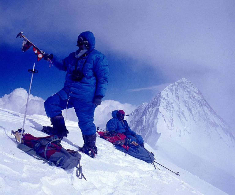 Jugoslovanska alpinistična odprava na Anapurno II (v ozadju) in Anapurno IV, najuspešnejša odprava leta 1969 v nepalski Himalaji (foto Lojze Golob)