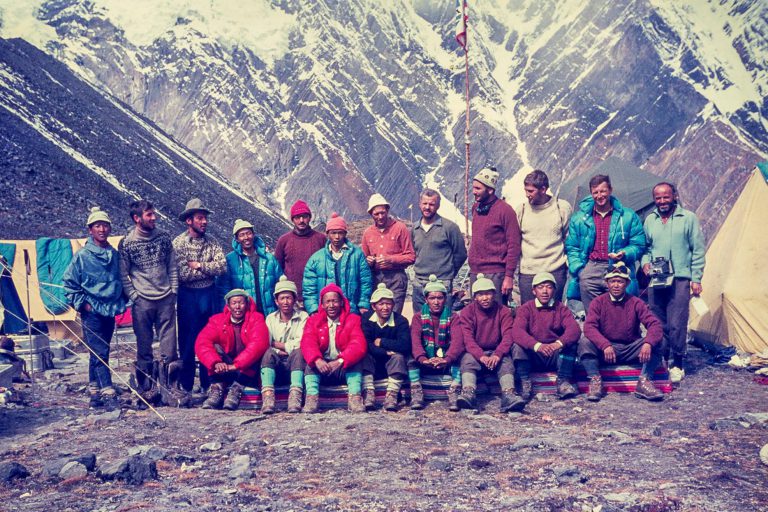 Člani tretje jugoslovanske alpinistične himalajske odprave Anapurna 1969: z leve stojijo Franc Štupnik - Cicko, Klavdij Mlekuž, Jože Andlovic, Aleš Kunaver, Anton Sazonov - Tonač, Tone Wraber, Matija Maležič - Matic, Kazimir Drašlar - Mikec in Zoran Jerin, med njimi in v sprednji vrsti ekipa šerp z vodjo, znamenitim Anulujem (tretji z leve spredaj), prvim možem na Južnem sedlu Everesta (foto Lojze Golob)