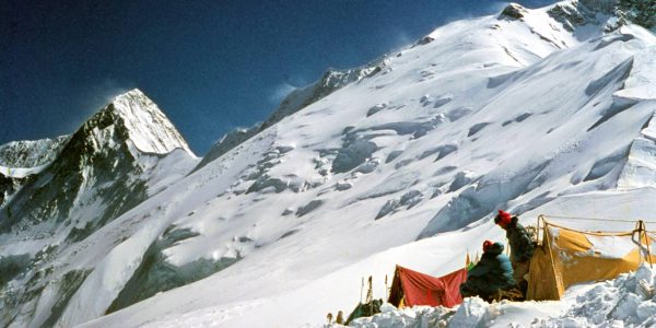 Tabor 3 pod Anapurno II (levo) in Anapurno IV (foto Kazimir Drašlar - Mikec)