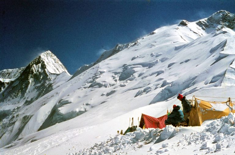 Tabor 3 pod Anapurno II (levo) in Anapurno IV (foto Kazimir Drašlar - Mikec)