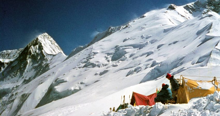 Tabor 3 pod Anapurno II (levo) in Anapurno IV (foto Kazimir Drašlar - Mikec)