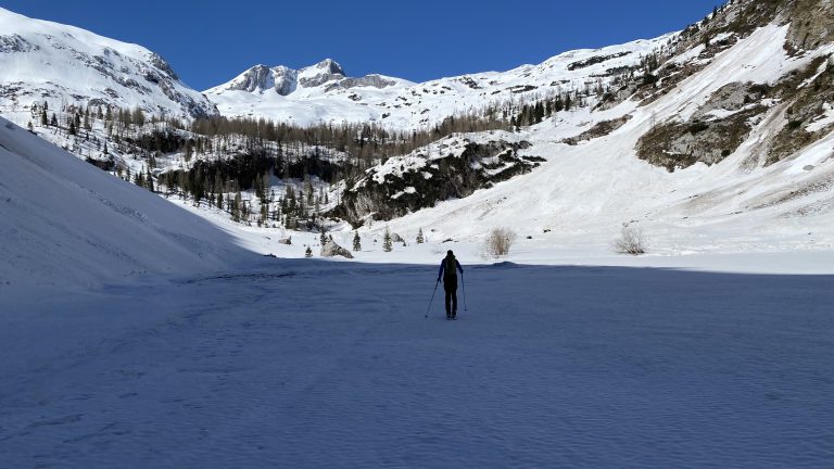 Kdo bi si mislil, da boš šel 9. maja direkt po sredini čez jezero?