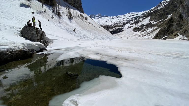 To je vse kar je vode v Krnskem jezeru. Ostalo je še pod snegom.