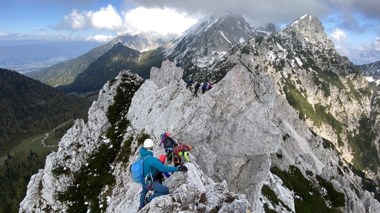 Gneča zaradi zamaška na spustu po vrvi