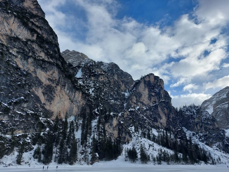 Na Laghu di Braies, v ozadju ledeni smrklji.