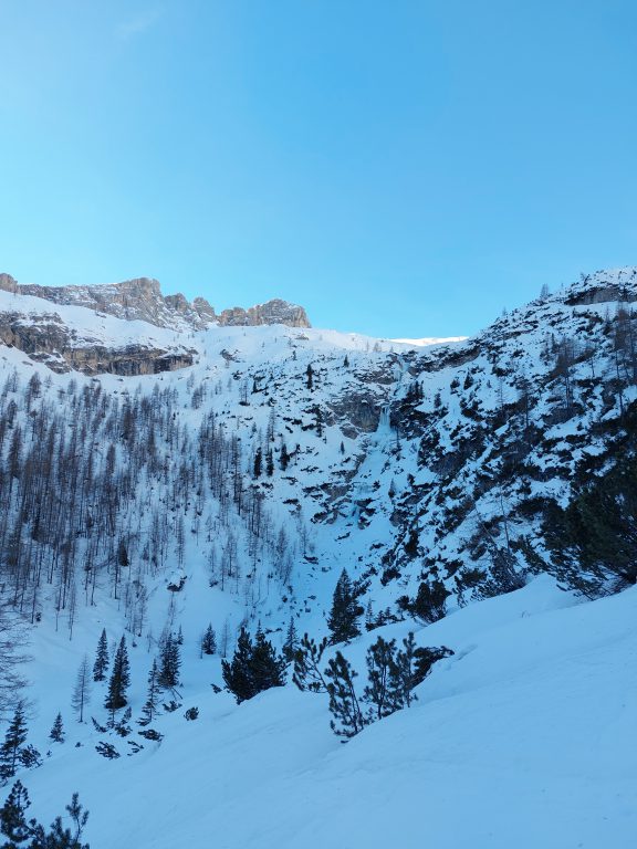 Slap na koncu doline, v ozadju se že vidi Monte Paterno, ter del njegovega severozahodnega grebena, po katerem pelje lepa plezalna smer.