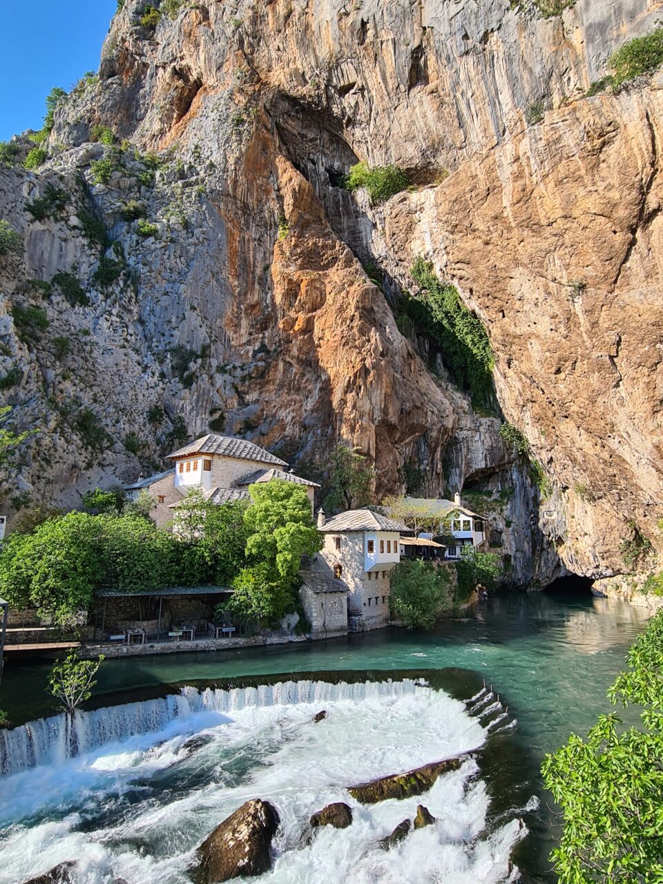 Derviški samostan ob izviru reka Bune