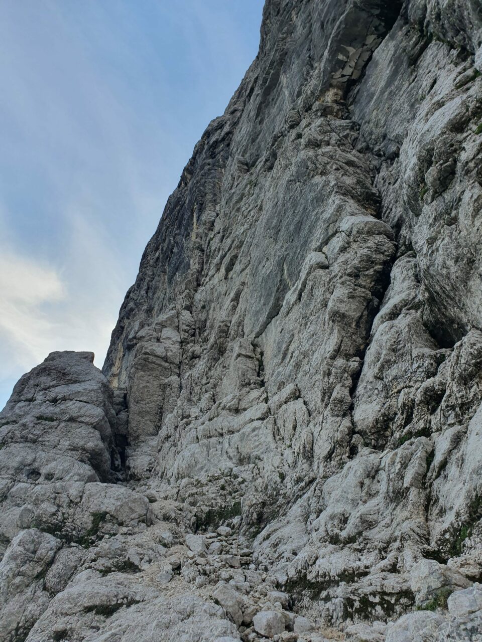 Vstop desno za stolpičem na levi, kar mokro in podrto