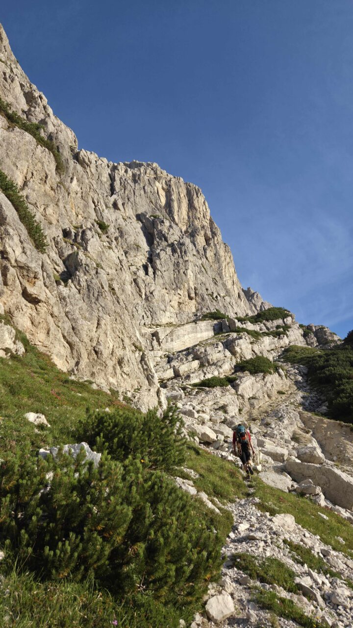 Pogled proti jugovzhodni steni Nad Šitom glave.